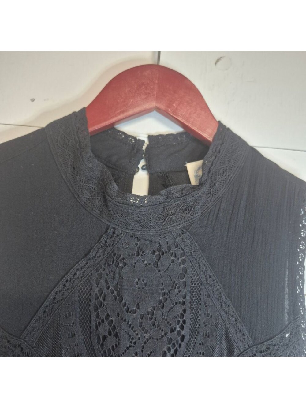 Blue Rain Women's Black Sleeveless Goth Lace Top With Keyhole Back - Picture 4 of 7